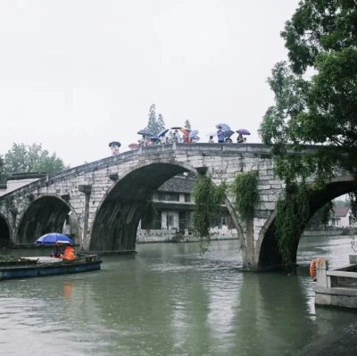 漫步仓城，斜风细雨不须归